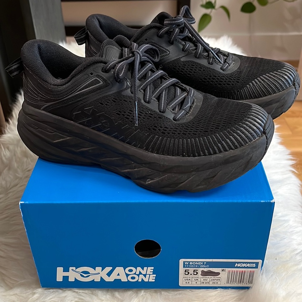 HOKA one one women’s  bondi 7 cushioned running sneakers black size 5.5